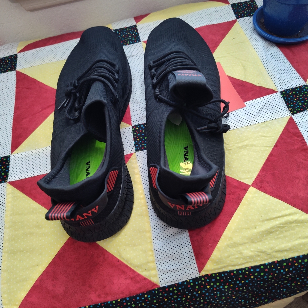Sleek Black Men's Sneakers - Picture 3 of 7
